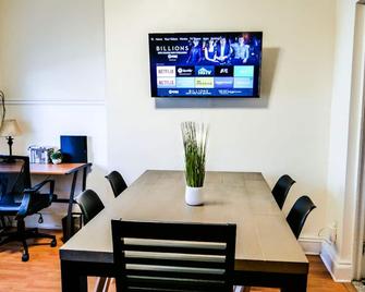 Historic Full Amenities 2br Apt @ Downtown Albany - Albany - Dining room