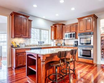 Water Front Luxury Home Will Feel Like A Resort For 10 - Plainfield - Kitchen