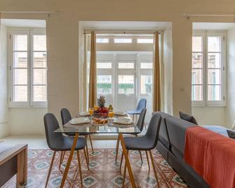 Bnbnova - Historic Valletta Duplex - Valletta - Eetruimte