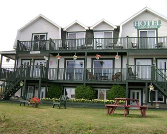 Hotel Sous La Croix - Tadoussac - Building