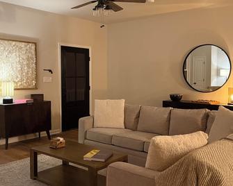Charming 3-bedroom house in Louisa within 2 miles of town. - Louisa - Sala de estar
