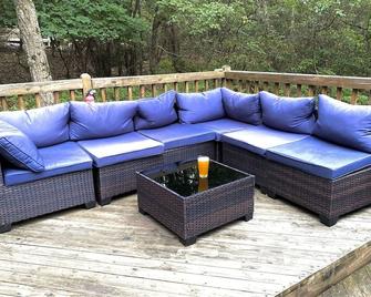 Whispering Pines Hot Tub, Porch & Waterparks - Tannersville - Patio