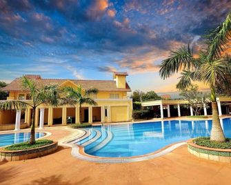 Country Roads Resort - Kolkata - Pool