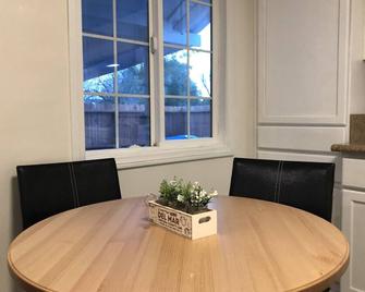 2b2ba Cottage with courtyard in Arcadia, 30mins to DTLA( AC,laundry and parking) - Arcadia - Dining room
