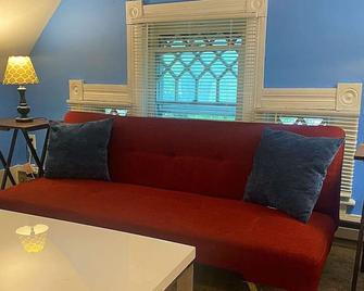 Sleeps 20 6 Bedrooms with 13 Beds plus Parking and WIFI - New Castle - Living room