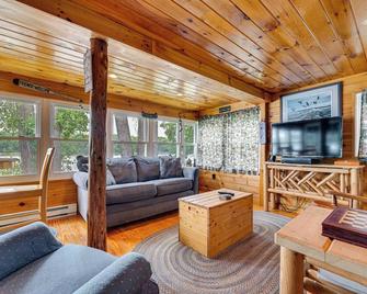 Waterfront Home on Lake Champlain w/ Dock & Kayaks - Fair Haven - Living room