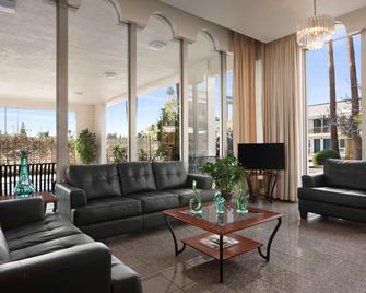 Travelodge by Wyndham Bakersfield - בייקרספילד - סלון