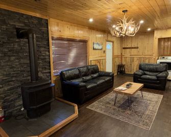 Mountain View Lodge - Red River - Living room