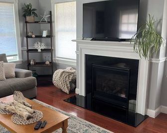 Spacious and Homey 6-Bed Beach House in Salisbury - Salisbury - Wohnzimmer