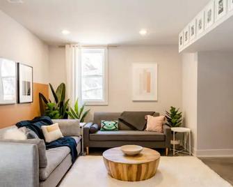 Unique & Stylish Private East Atlanta Getaway - Atlanta - Living room