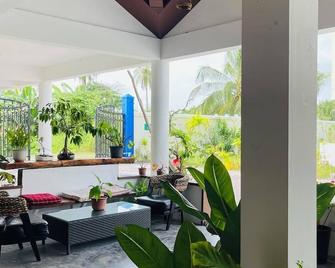 Long Beach Laamu Hotel - Gan - Патіо