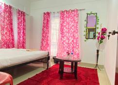 OYO Cozy Guest House - Guwahati - Bedroom