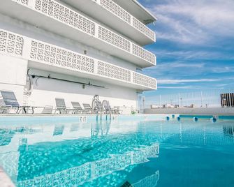 The Midtown Inn & Cottages - מירטל ביץ' - בריכה