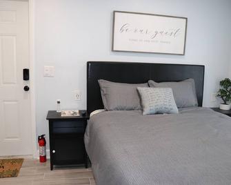 Comfy 1-BR Studio in South Florida Near beach - AC, Washing Machine, Netflix - Pembroke Pines - Bedroom