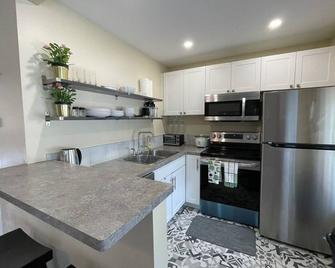 Comfort Home Stays - Central Niagara Ideal For Families or Groups - St. Catharines - Kitchen