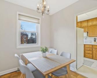 Central 1BR Apt - mins to metro & DC - Arlington - Dining room
