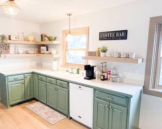 Retro vibes 4-bedroom home in Chaska with WiFi, AC, bike - Chaska - Kuchyň