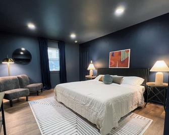 Cozy Cottage w/ Hot Tub, 75\' TV, Games, Kitchen - LaSalle - Habitación