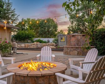 Casteel - 4,500 sq-ft retreat with a pool and hot tub in the middle of wine country! - 템플턴 - 파티오