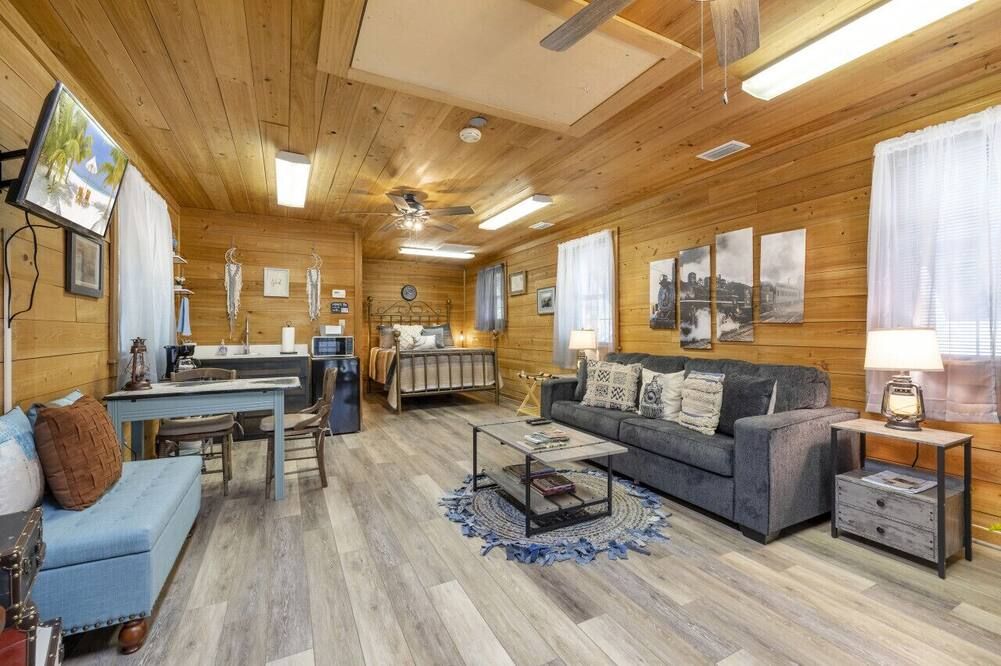 Cedar Hill Depot: Historic charmer 3 blocks from the Gulf - Cedar Key - Soggiorno