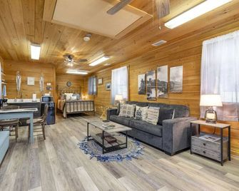 Cedar Hill Depot: Historic charmer 3 blocks from the Gulf - Cedar Key - Soggiorno