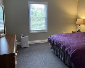 2BR Family-Sized Lower Suite with Private Entrance & Big Backyard. Pet-Friendly! - Clarkston - Bedroom