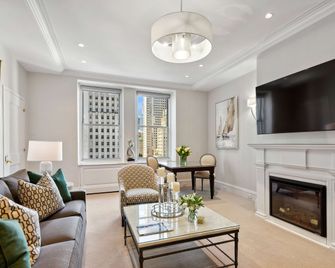 The Sherry Netherland - New York - Living room