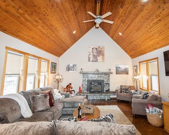 Custom Home In The Lost Sierras w/ Pool Table - Clio - Living room