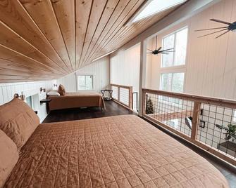 Modern Treehouse near New River Gorge National Park and Summersville Lake! - Mount Nebo - Bedroom