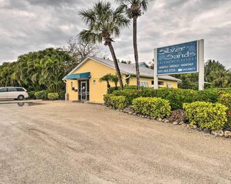 Gulf Getaway with Porch and Direct Beach Access! - Longboat Key - Edificio