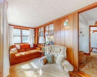 Irish Ayes Beach House - Wareham - Living room