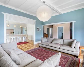 Riverhead Villa with BBQ and deck - Riverhead - Living room