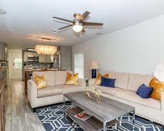 Updated East Boca House - Boca Raton - Living room