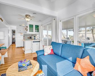 Bayfront Cottage with Private Dock - Pet Friendly - Virginia Beach - Living room