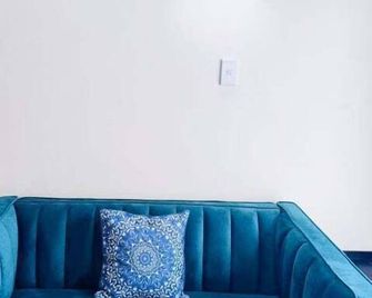 Merivale Court Family Suit(2bedr)-Unit 4 - Christchurch - Living room