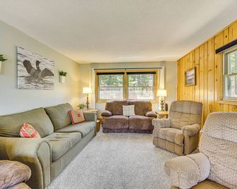 Beautiful Chetek Home w/ Prairie Lake Access! - Chetek - Sala de estar