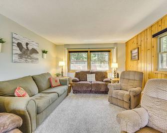 Beautiful Chetek Home with Prairie Lake Access! - Chetek - Sala de estar