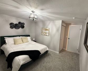 Family friendly home just 15 minutes from the Events Center, airport, & downtown - Каспер - Спальня