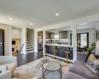 Modern Richmond Home w/ Deck, Close to Downtown! - Richmond - Living room