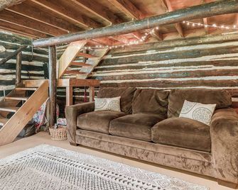 12 Mi to Staunton River State Park Off-Grid Cabin - Scottsburg - Living room