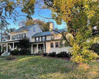 Hillandale Farmhouse circa 1774 - 6 bedrooms, sleeps 14, newly renovated - Purcellville - Building
