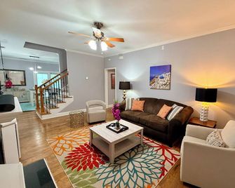 Rosewood Bungalow: Modern Luxury Amenities, High-End Design and Oasis Back Deck - Columbia - Living room