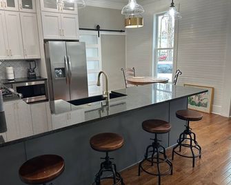 Newly remodeled 3 bedroom 2 bath within 5 min of Old Town Dickson dog Friendly - Dickson - Keuken