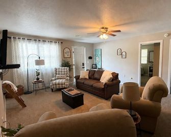 Cozy 2 Bedroom Country Cottage North of Parsons . Sleeps up to 5 people. - Parsons - Living room