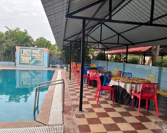Hotel Fun N Food - Māndu - Pool