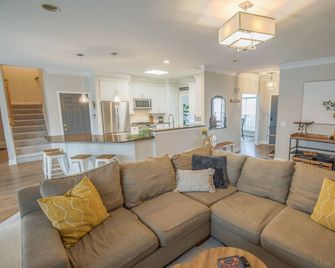 Whimsical 4 bedroom house with a cozy backyard - Simpsonville - Sala de estar