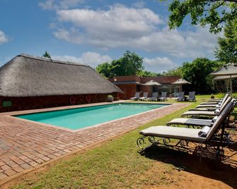 Whispering Pines Country Estate - Magaliesburg - Zwembad