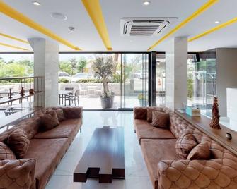 Nebilux Hotel - אנטליה - לובי