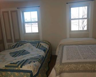 Farmhouse On The Connecticut River - Charlestown - Bedroom