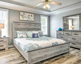 Welcoming Abode w/ Yard ~ 1 Mi to Dtwn Apex! - Apex - Bedroom